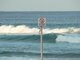 Un surfer qui va se prendre le poteau !